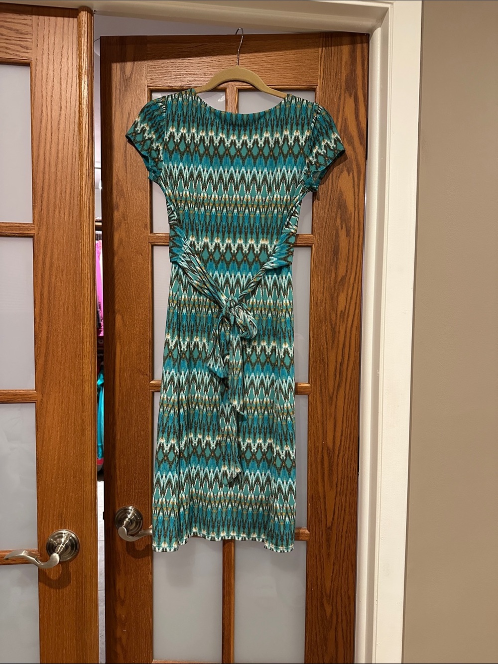 BCBGMaxAzria Teal and White Patterned Twist-Front Midi Dress - Picture 4 of 7
